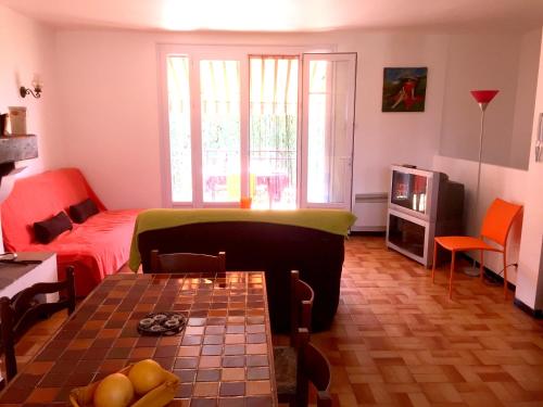 Appartement de 3 chambres avec vue sur la mer jardin clos et wifi a Saint Raphael a 1 km de la plage