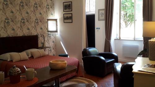 Appartement de Caractère au pied de la Muraille Romaine et Tour du Vivier