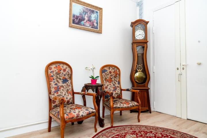 Appartement de charme avec vue sur place de la République 11 Place de la République, 75003 Paris