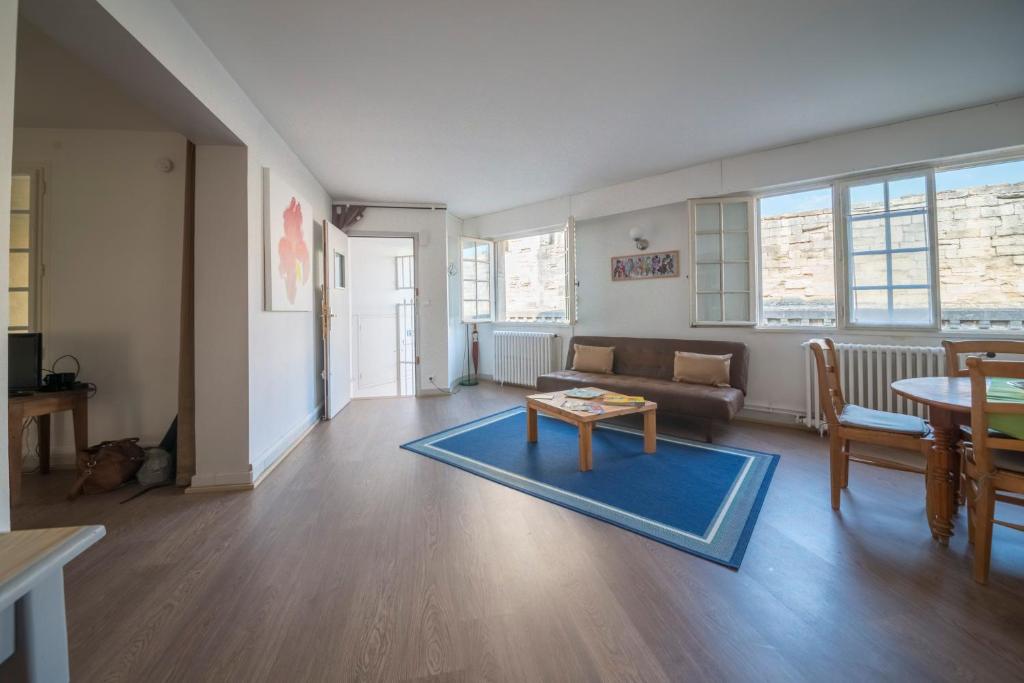 APPARTEMENT DE CHARME - VUE SUR REMPARTS - 2 PERSONNES - WiFI GRATUIT 15 Rue Rempart de l Oulle, 84000 Avignon