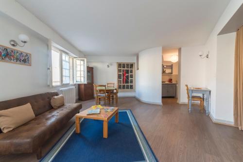 APPARTEMENT DE CHARME - VUE SUR REMPARTS - 2 PERSONNES - WiFI GRATUIT