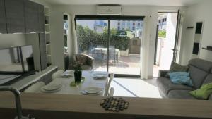 Appartement de standing avec belle terrasse 100m plages