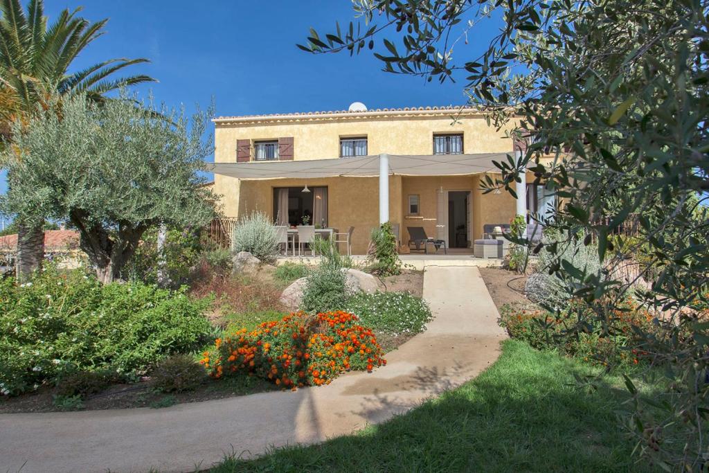 Appartement de vacances Arbousier à Calvi piscine chauffée partagée bbq Residence Les Lauriers Roses route de Calenzana, 20260 Calvi