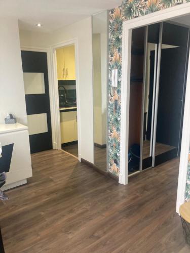 APPARTEMENT DESIGN AU CENTRE AVEC BALCON