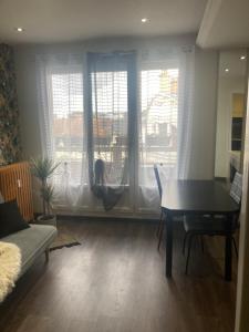APPARTEMENT DESIGN AU CENTRE AVEC BALCON