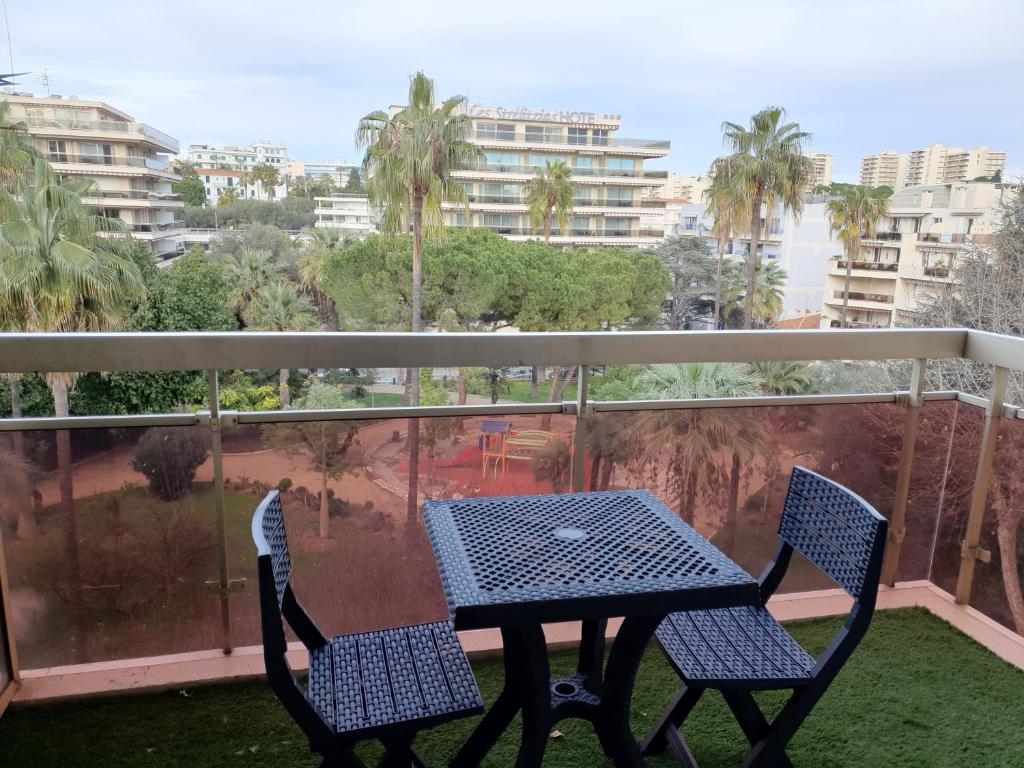 Appartement deux pièces à Juan Les Pins 49 Boulevard Raymond Poincaré, 06160 Antibes