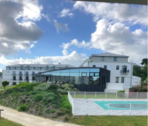 Appartement devant la plage avec piscine