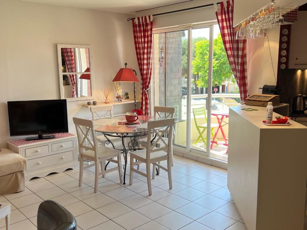 Appartement Dives-sur-Mer, 2 pièces, 3 personnes - FR-1-487-232 1 Place du Kiosque, 14160 Dives-sur-Mer