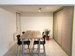 Appartement donnant sur jardin avec terrasse.