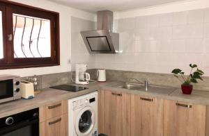 Appartement donnant sur jardin avec terrasse.