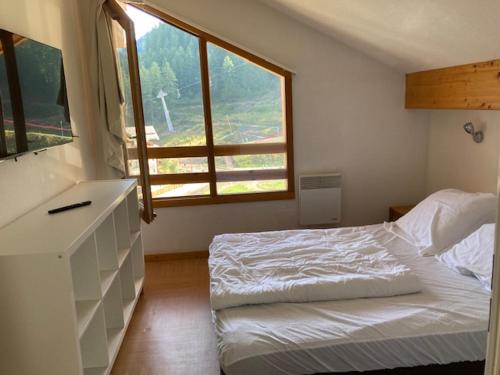 Appartement Duplex Les Orres 1800 pour 8 personnes aux pieds des pistes avec ménage et une place de parking inclus