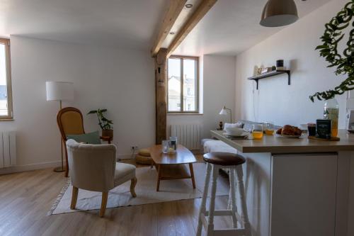 APPARTEMENT DUPLEX SAUMUR CENTRE, refait à neuf, à proximité du château