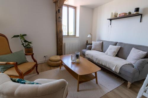 APPARTEMENT DUPLEX SAUMUR CENTRE, refait à neuf, à proximité du château