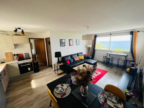 Appartement en bord de mer au design pop art