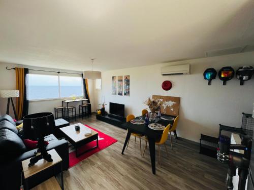 Appartement en bord de mer au design pop art