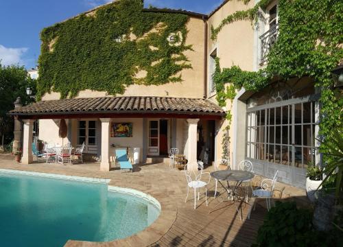 Appartement en bordure de piscine dans un domaine clos et paisible