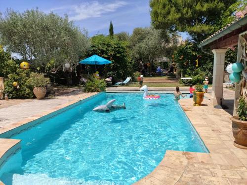 Appartement en bordure de piscine dans un domaine clos et paisible