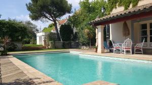 Appartement en bordure de piscine dans un domaine clos et paisible