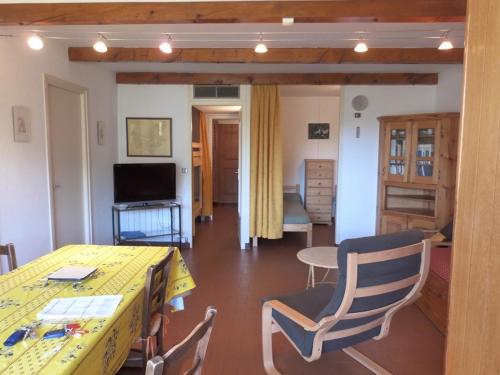 Appartement Enchastrayes, 1 pièce, 6 personnes - FR-1-691-23