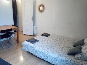 APPARTEMENT ENTIER A PARIS PROCHE PLACE VOLTAIRE.