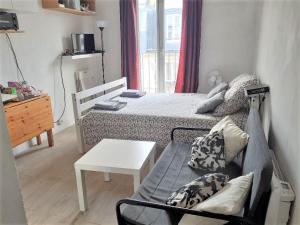 APPARTEMENT ENTIER AVEC BALCON A PARIS PLEIN SUD.