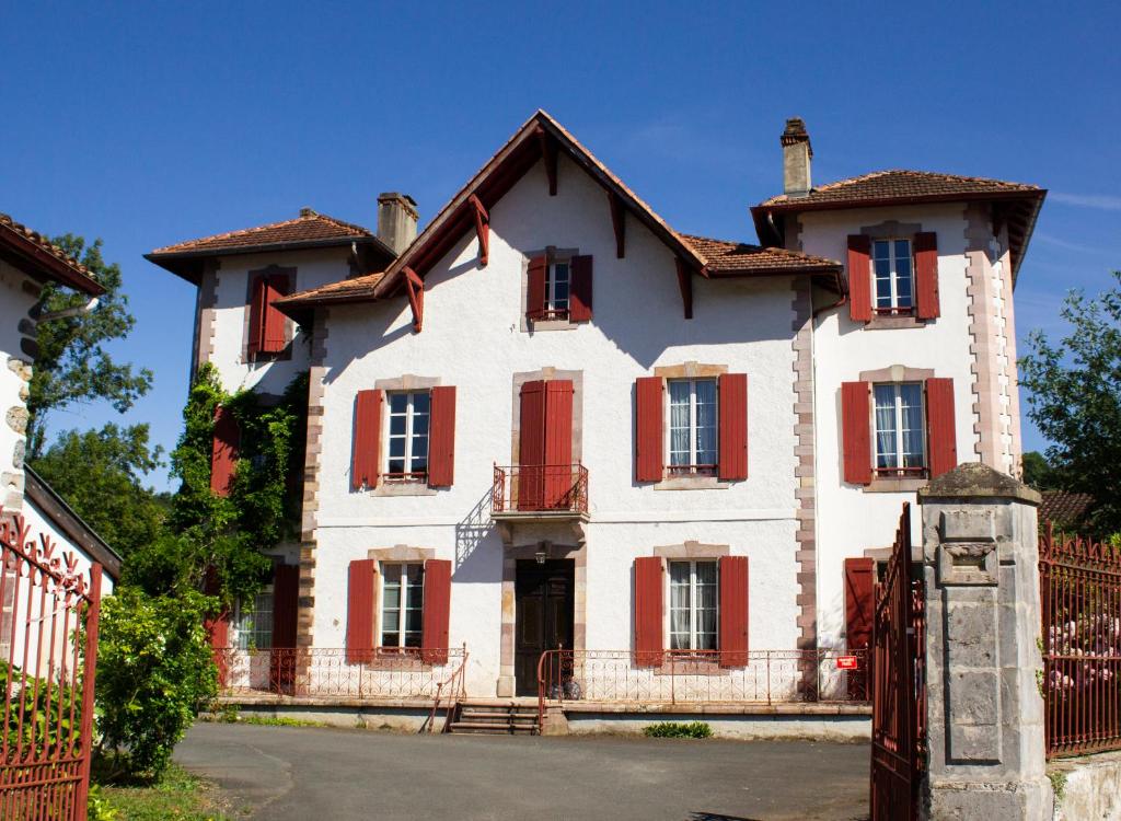 Appartement entier GRACIATEGUY 4 à 5 personnes dans maison d'hôte, centre St Etienne de Baïgorry sur le GR10 62, place de la mairie, 64430 Saint-Étienne-de-Baïgorry