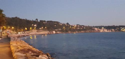 Appartement entier indépendant au dessus de villa, poêle à bois tres chaleureux , wi fi parking gratuit proche plage et centre ville