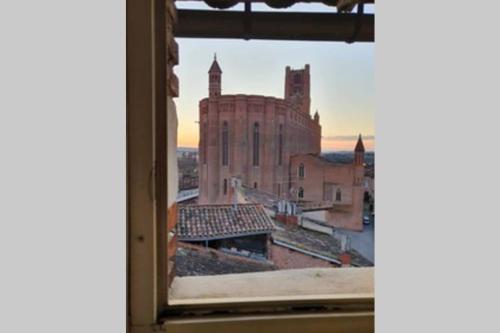 Appartement exceptionnel 4 étoiles hyper centre Albi 65 m2 au 4ème étage sans ascenseur avec une tour du 12ème siècle