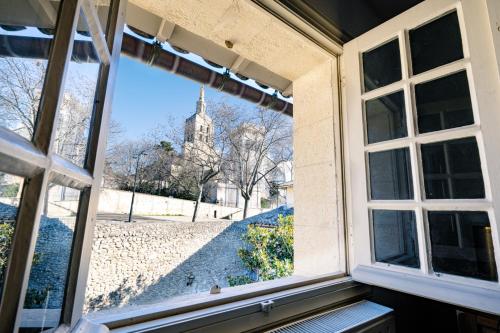 Appartement Exceptionnel sur la place du Palais des papes Wifi