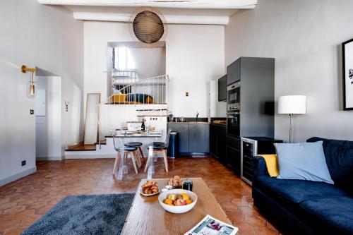 Appartement Exceptionnel sur la place du Palais des papes Wifi