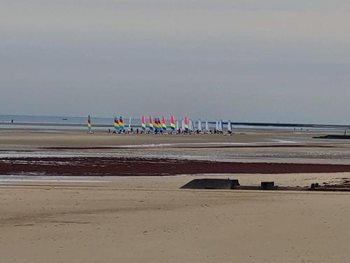 Appartement F1 mansardé à 100m de la plage, proche de Arromanches et des plages du Débarquement