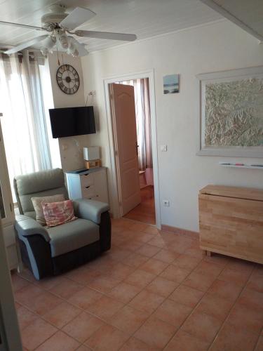 Appartement F2 tout équipé avec terrasse - 66 Salses le Chateau