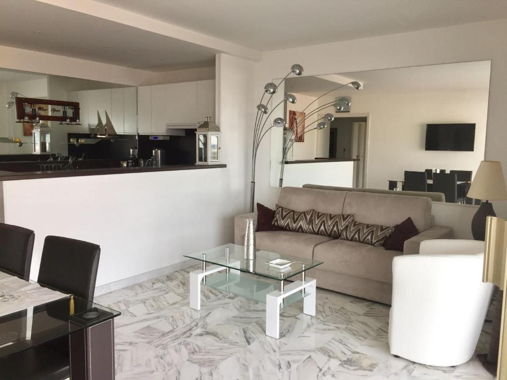 Appartement Appartement F3 vue mer et croisette 6 ème étage 16 Rue des Suisses 06400 Cannes