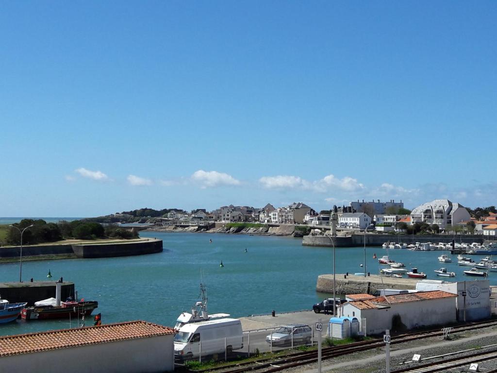 APPARTEMENT FACE au PORT et à L'OCEAN SAINT GILLES CROIX DE VIE WIFI BALCON PARKING PRIVE COUVERT 3 EME ETAGE 62 Quai de la République, 85800 Saint-Gilles-Croix-de-Vie