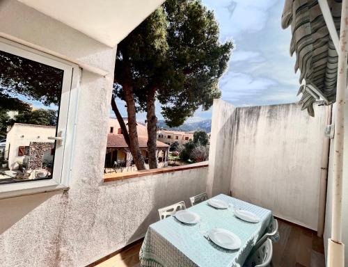 Appartement familial avec parking et balcon en centre-ville de Calvi