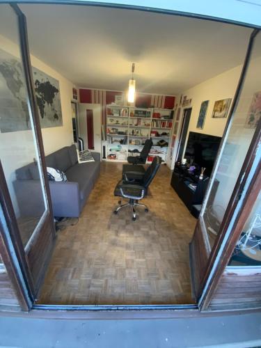 Appartement familial spacieux, lumineux, équipé et disposant d'un balcon.