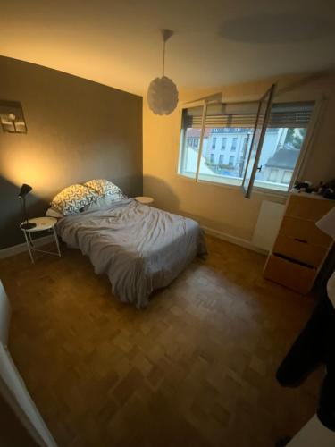 Appartement familial spacieux, lumineux, équipé et disposant d'un balcon.