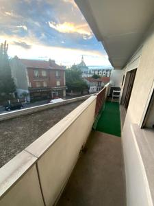 Appartement familial spacieux, lumineux, équipé et disposant d'un balcon.