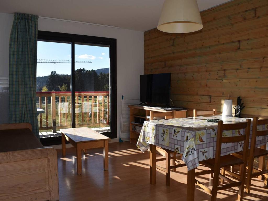 Appartement Appartement Font-Romeu-Odeillo-Via, 3 pièces, 6 personnes - FR-1-580-57 DOMAINE DE CASTELLA - Apt D 224 Avenue Jean-Paul 66120 Font-Romeu-Odeillo-Via