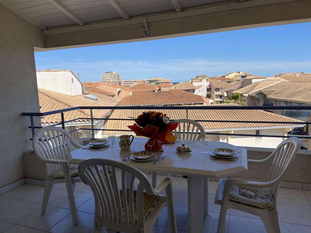 Appartement Appartement Fréjus, 2 pièces, 4 personnes - FR-1-226A-120 APPARTEMENT N° 29 ENTREE C 6 IEME ETAGE 108 PLACE DE LA PORTE D'HERMES 83600 Fréjus