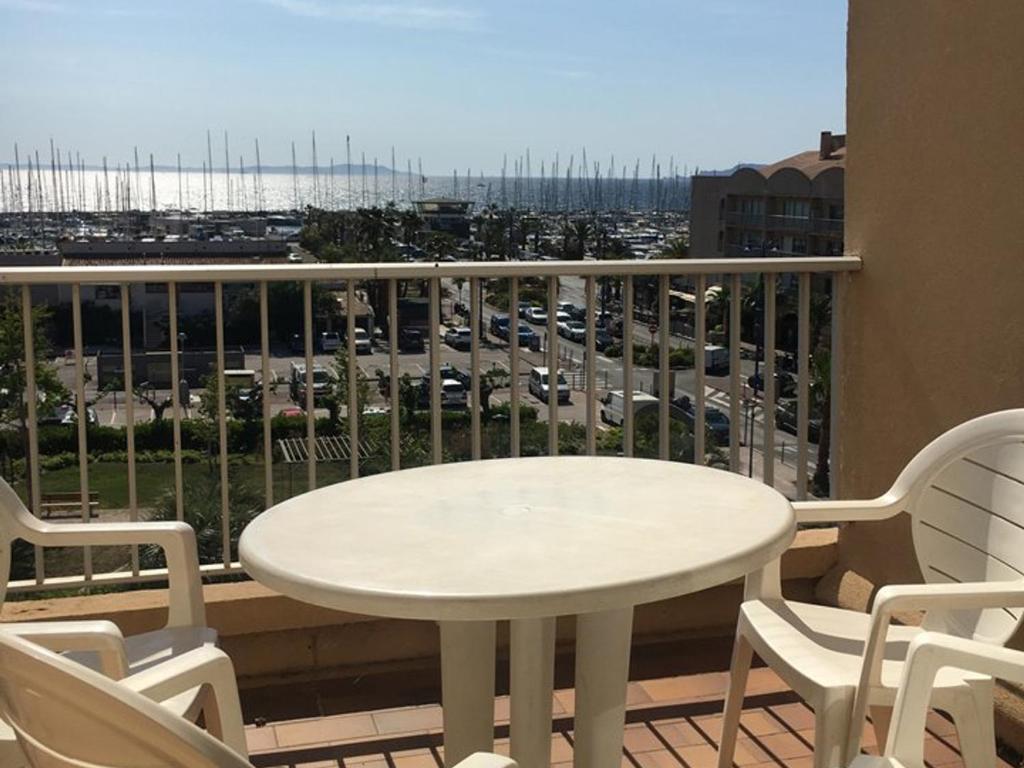 Appartement Appartement Hyères, 2 pièces, 4 personnes - FR-1-335-150 HYERES PARC PORTE 408 5 AV DE LA GAVINE 83400 Hyères