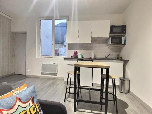APPARTEMENT HYPER CENTRE TOUT CONFORT POP ART