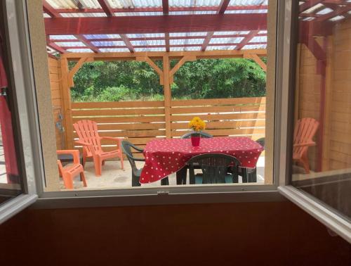 Appartement indépendant, terrasse couverte, rouge