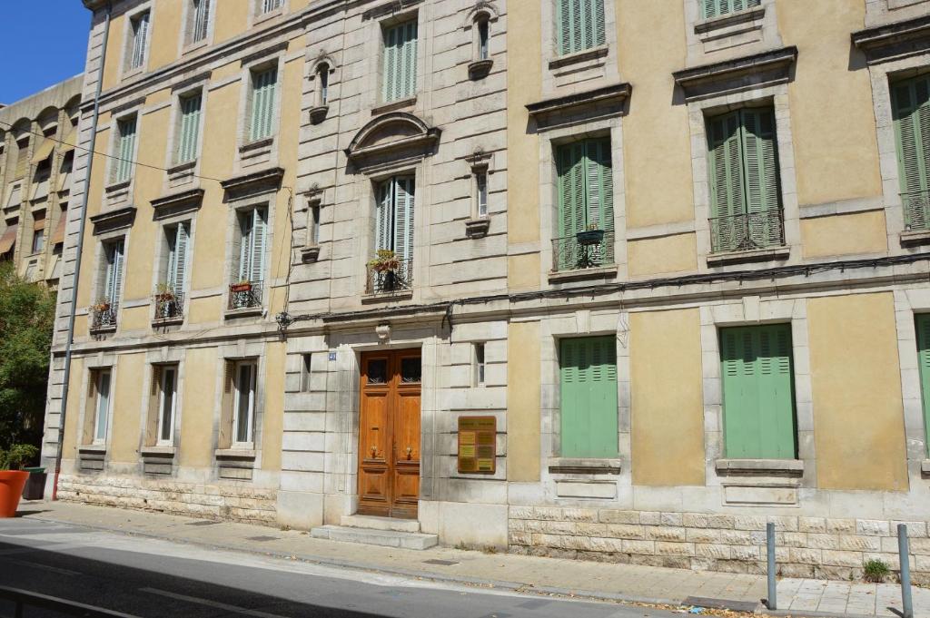 Appartement Appartement intra muros 8 personnes climatisé Wifi stationnement facile Rue Thiers 84000 Avignon