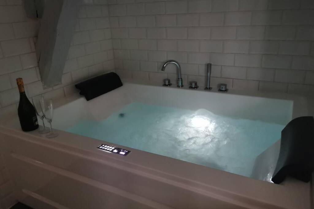 Appartement Appartement jacuzzi privatif : Urban Love 198 Rue Notre Dame 27130 Verneuil d’Avre et d’Iton