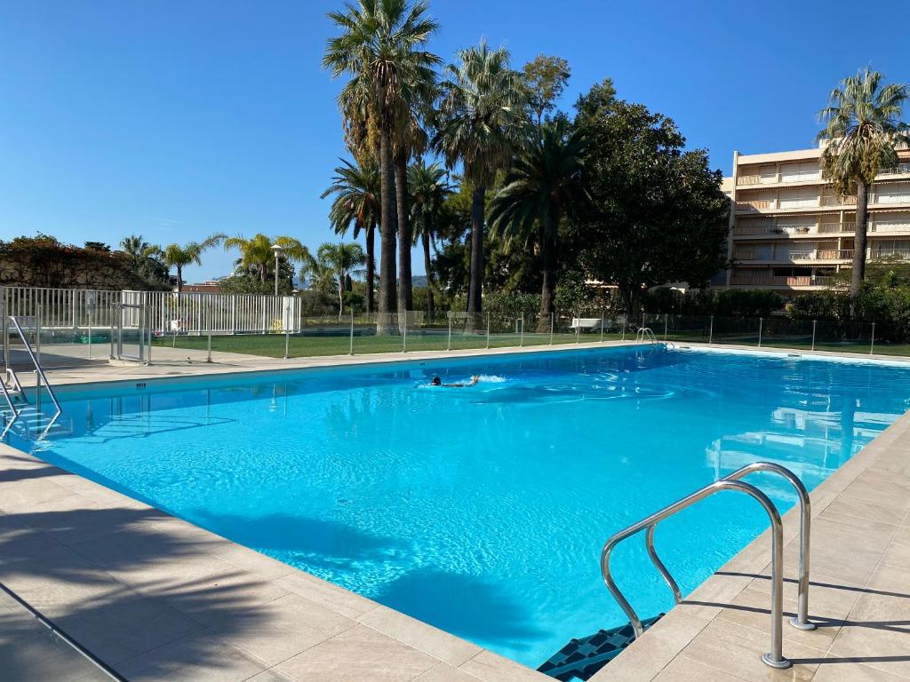 Appartement Appartement Juan-Les-Pins, 4 pieces, 80m2, Residence Luxe Piscine Tennis Bâtiment 12 Les Lauriers 39 Chemin de la Colle 06160 Antibes