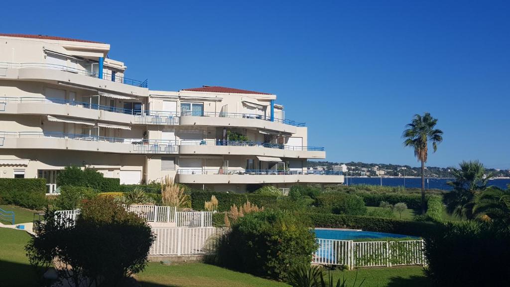 Appartement Appartement Juan-les-Pins antibes piscine et mer a 200m 1 55 Avenue de Cannes  residence le grand large 06600 Antibes