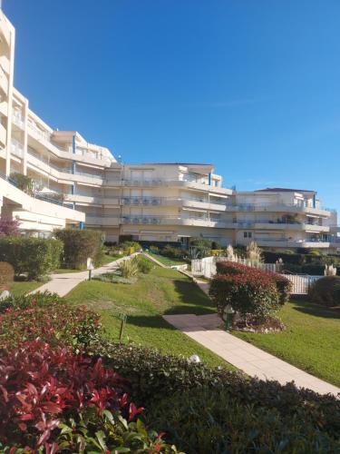 Appartement Juan-les-Pins antibes piscine et mer a 200m