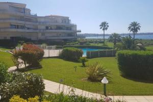 Appartement Appartement Juan-les-Pins antibes piscine et mer a 200m 1 55 Avenue de Cannes  residence le grand large 06600 Antibes Provence-Alpes-Côte d\'Azur