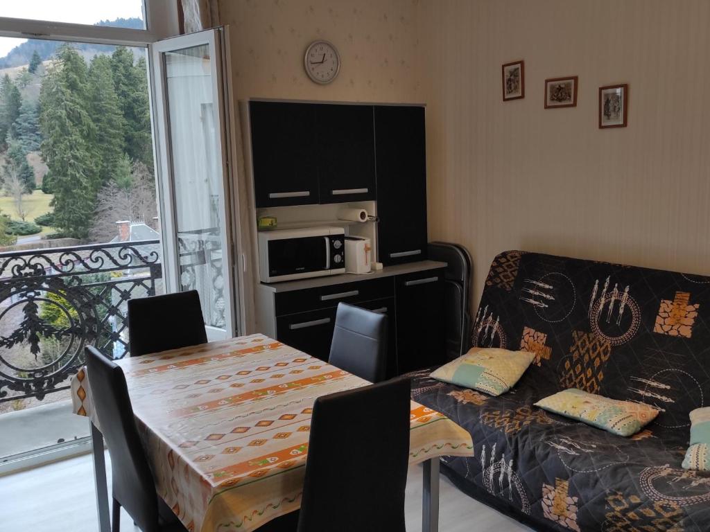 Appartement Appartement La Bourboule, 2 pièces, 2 personnes - FR-1-667-23 71 Rue du Docteur Château 63150 La Bourboule